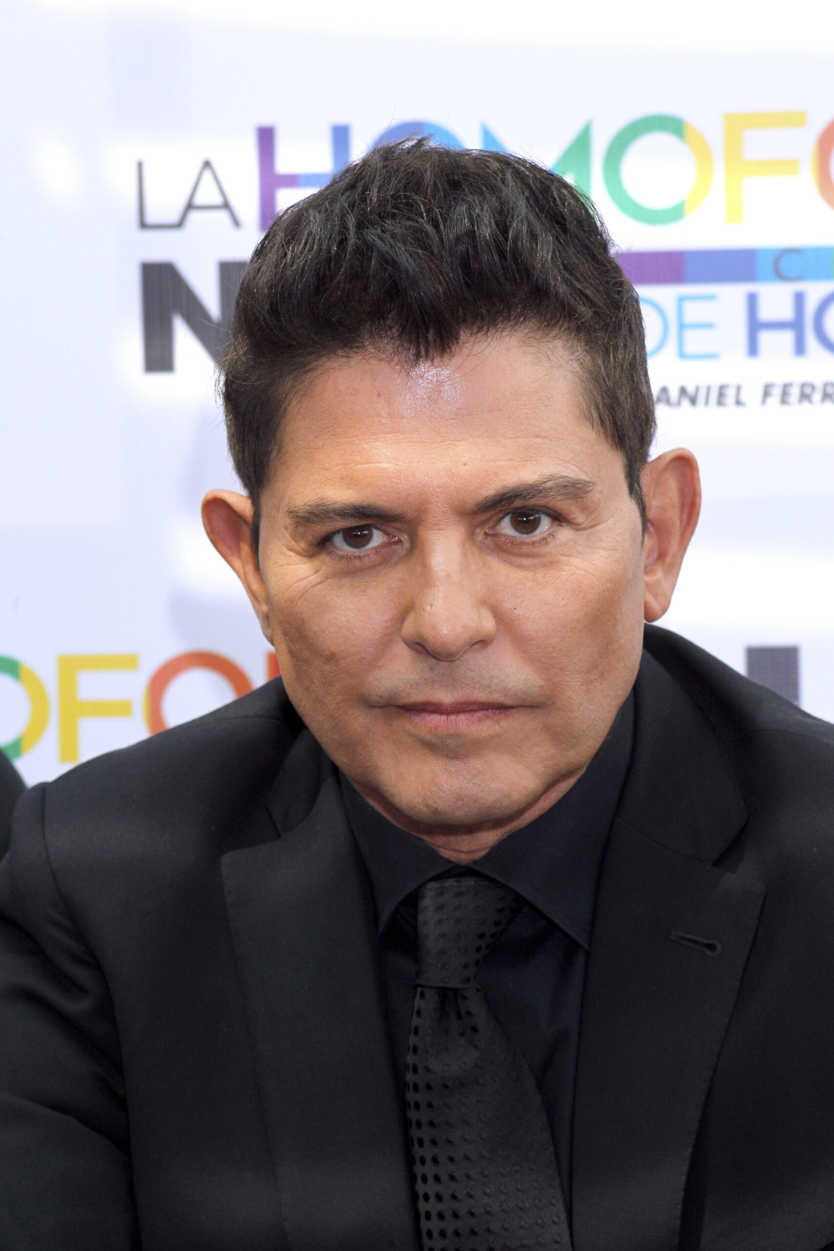 Ernesto Laguardia fue golpeado por una compañera en “Corona de Lágrimas 2″ Paradigma