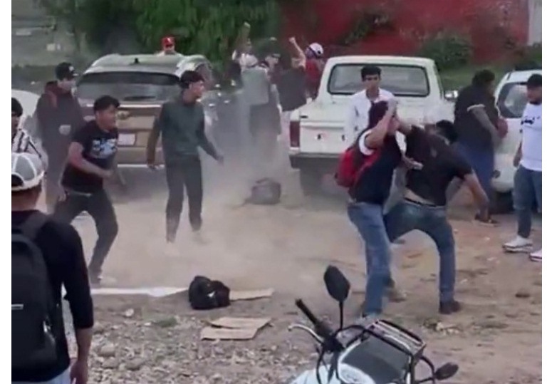 Jóvenes estudiantes riñen en Hidalgo