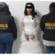 Mujer es llevada a la cárcel con su vestido de novia